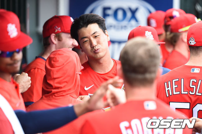 5회초 이닝종료후 김광현이 동료들의 축하를 받고 있다./ soul1014@osen.co.kr