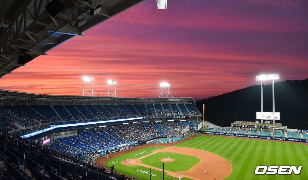 대구 삼성라이온즈파크에서 붉게 물든 하늘 아래 경기가 펼쳐지고 있다. / soul1014@osen.co.kr