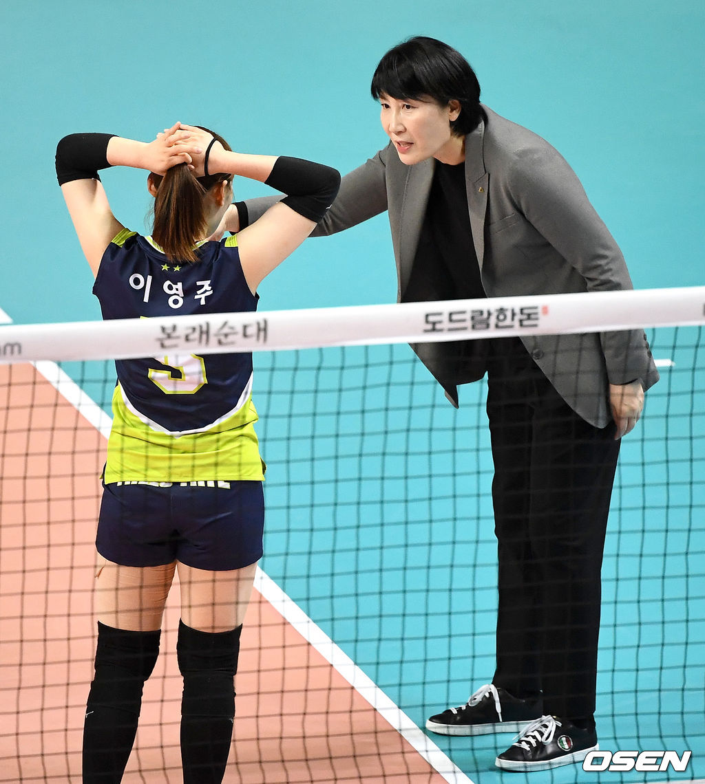 1세트, 현대건설 이도희 감독이 리베로 이영주와 대화를 나누고 있다. /dreamer@osen.co.kr