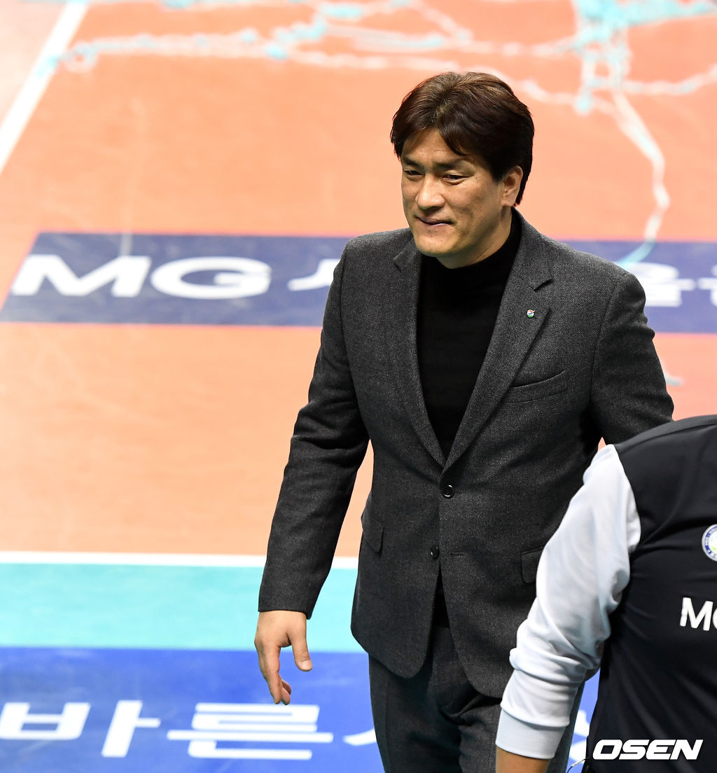 승리한 GS칼텍스 차상현 감독이 미소지으며 경기장을 나서고 있다. /dreamer@osen.co.kr