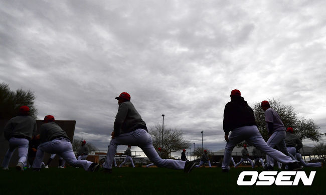 23일(한국시간) 미국 애리조나 투산 키노 스포츠콤플렉스에 스프링캠프를 차린 KT 위즈. 이날 새벽부터 비가 내리며 흐린 날씨속에 선수들이 워밍업을 하고 있다. /jpnews@osen.co.kr