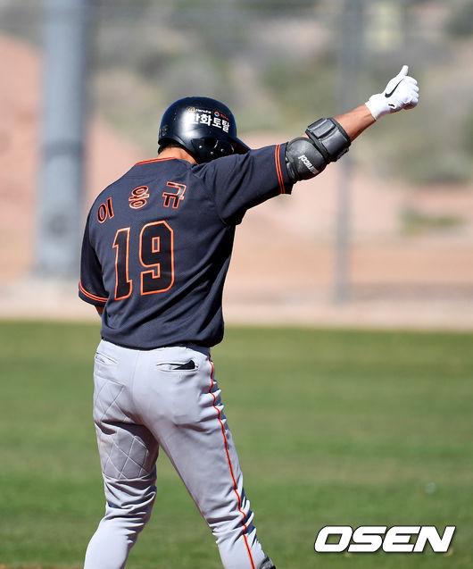한화 이용규가 자체 홍백전에서 2루타를 날리고 엄지척 세리머니를 하고 있다. /jpnews@osen.co.kr