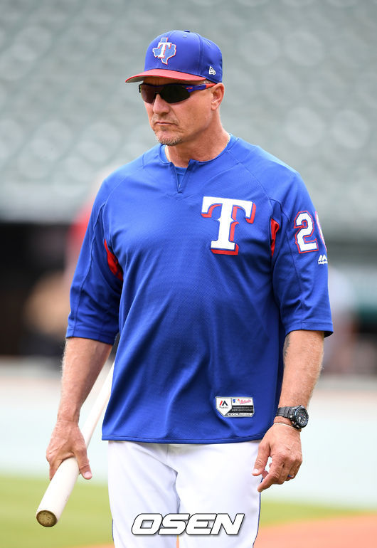 7일(한국시간) 미국 텍사스주 알링턴 글로브라이프 파크에서 열리는 '2018 메이저리그' 텍사스 레인저스와 토론토 블루제이스의 경기에 앞서 텍사스 베니스터 감독이 훈련을 지켜보고 있다. / youngrae@osen.co.kr