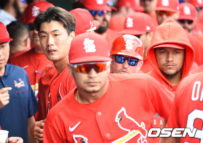 5회초 이닝종료 후 김광현이 동료들의 축하를 받고 있다. 그 옆으로 지나가는 마르티네즈. / soul1014@osen.co.kr