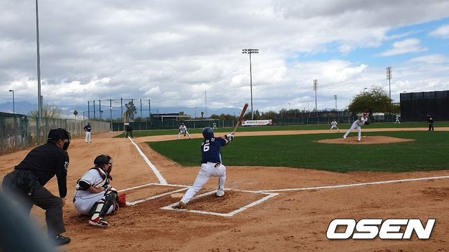 ] 김태진이 24일 KT와의 연습경기에서 1회 손동현 상대로 2루타를 때리고 있다.  /orange@osen.co.kr