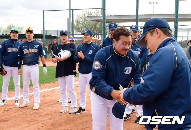 경기를 마치고 NC 이동욱 감독이 김태군에 상금을 전달하고 있다. /jpnews@osen.co.kr