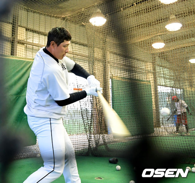 23일(한국시간) 미국 애리조나 투산 키노 스포츠콤플렉스에 스프링캠프를 차린 KT 위즈. 황재균이 우천으로 실내에서 타격 훈련을 하고 있다. /jpnews@osen.co.kr