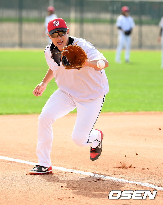 24일(한국시간) 미국 애리조나 투산 키노 스포츠콤플렉스에 스프링캠프를 차린 KT 위즈. 황재균이 수비 훈련을 하고 있다. /jpnews@osen.co.kr