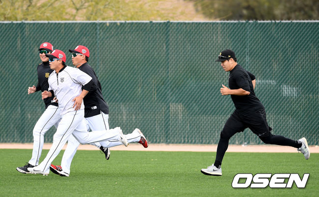 새로운 팀을 구하고 있는 강정호가 24일(한국시간) 미국 애리조나 투산 키노 스포츠콤플렉스에서 열린 KT 위즈 스프링캠프에 참가해 훈련을 하고 있다. /jpnews@osen.co.kr