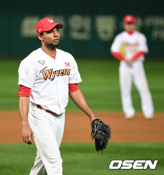 5회초 무사 1,2루에서 SK 산체스가 마운드를 내려가고 있다. /sunday@osen.co.kr