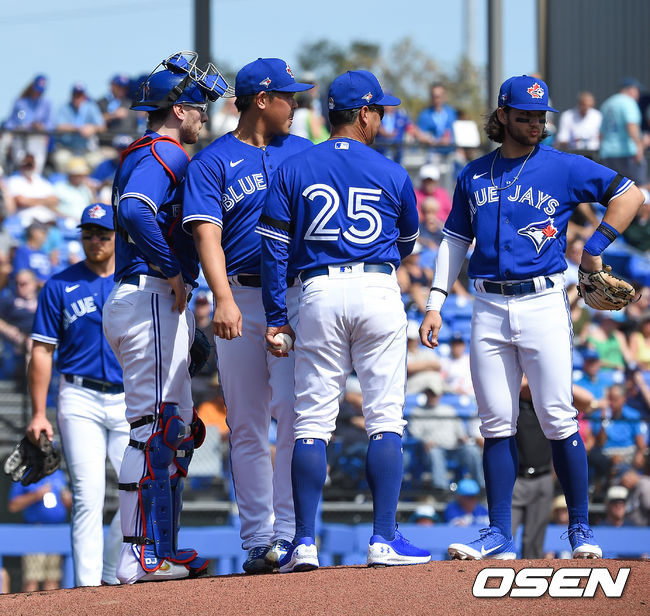 1회초 토론토 몬토요 감독이 선발투수 야마구치를 강판시키고 있다. / soul1014@osen.co.kr