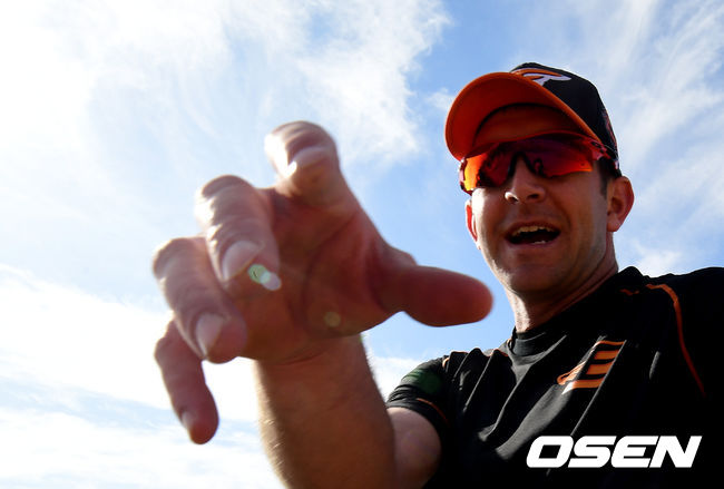 한화 호잉이 캠프 훈련 도중 카메라를 향해 장난을 치고 있다. /jpnews@osen.co.kr