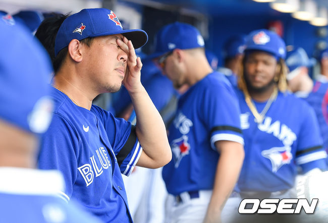 1회초 강판됐던 토론토 선발투수 야마구치가 더그아웃에서 아쉬워하고 있다. / soul1014@osen.co.kr