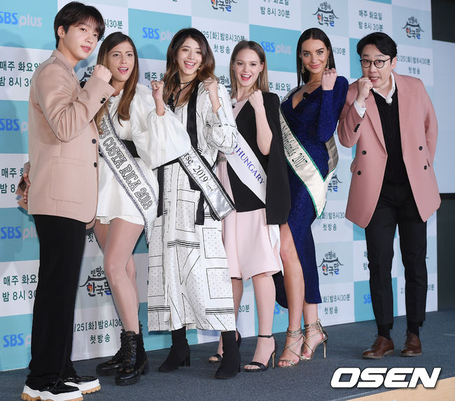 이휘재와 정세운이 나탈리아, 페이스, 뷔락, 다이아나와 함께 포즈를 취하고 있다./ rumi@osen.co.kr