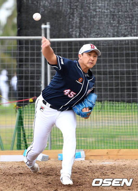 두산 이용찬이 불펜 피칭을 하고 있다. /sunday@osen.co.kr