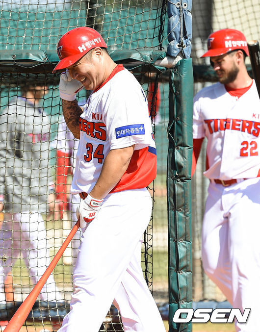 최형우가 타격훈련중 미소 짓고 있다 / soul1014@osen.co.kr