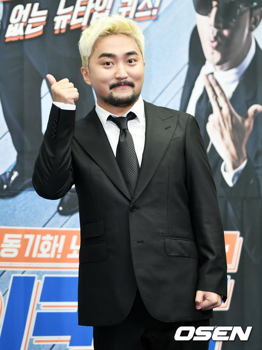 방송인 유병재가 포토타임을 갖고 있다. /pjmpp@osen.co.kr