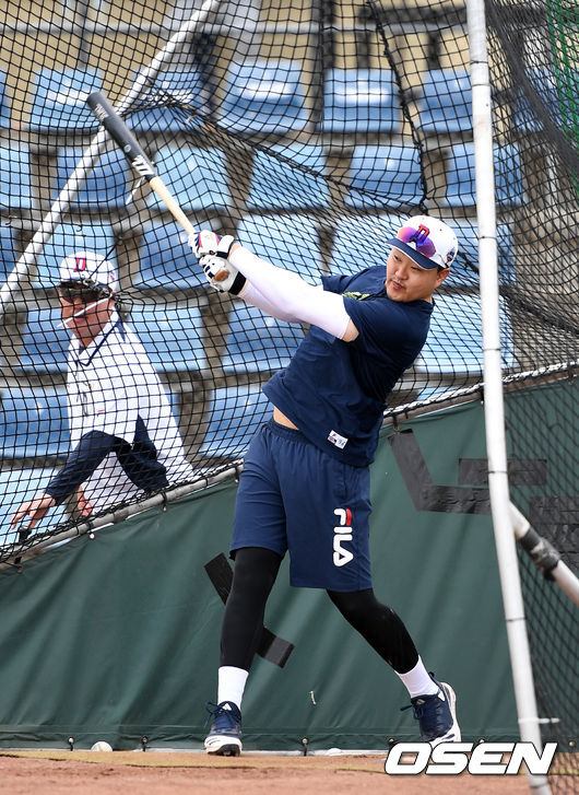 두산 베어스의 2020 스프링캠프가 11일(한국시간) 호주 빅토리아주 질롱 베이스볼 센터에서 진행됐다.두산 오재일이 타격 훈련을 하고 있다. /sunday@osen.co.kr