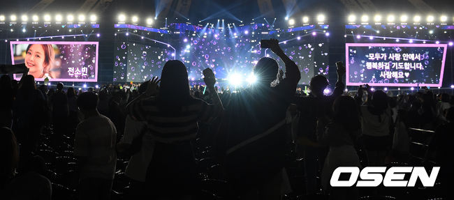 18일 오후 서울 마포구 상암 월드컵경기장에서 ‘제25회 2019 드림콘서트’가 열렸다.콘서트장을 가득 메운 팬들이 열띤 응원을 펼치며 무대를 관람하고 있다. / jpnews@osen.co.kr