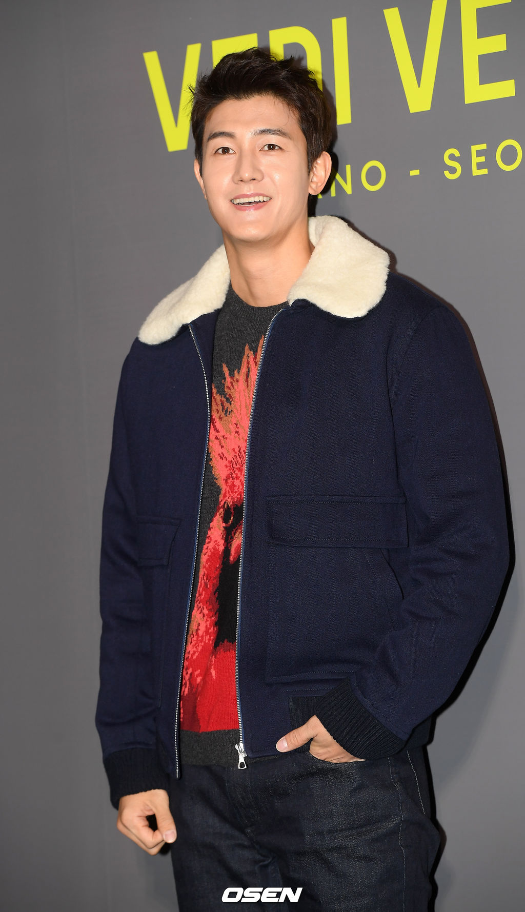 배우 이기우가 입장하며 포즈를 취하고 있다. / rumi@osen.co.kr