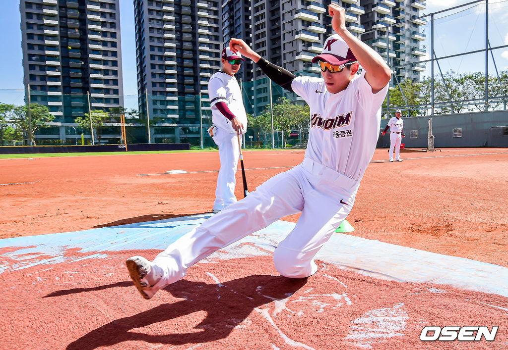키움 이정후가 슬라이딩 훈련을 하고 있다./spjj@osen.co.kr