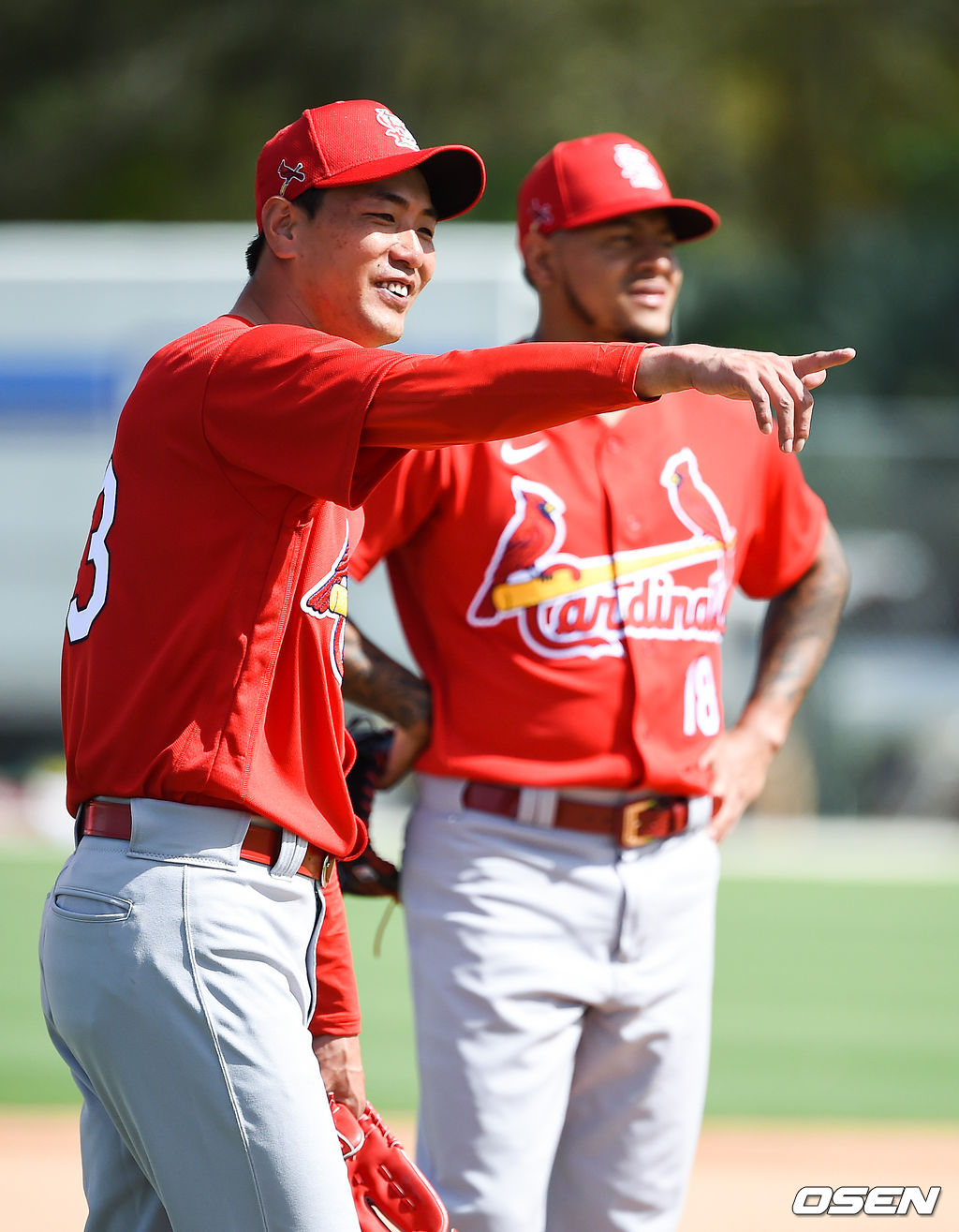 세인트루이스와 2년간 보장금액 800만달러에 계약한 김광현은 카를로스 마르티네스와 함께 5선발 자리를 두고 경쟁할 것으로 보인다.김광현이 수비훈련 중 손짓하며 이야기하고 있다. / soul1014@osen.co.kr