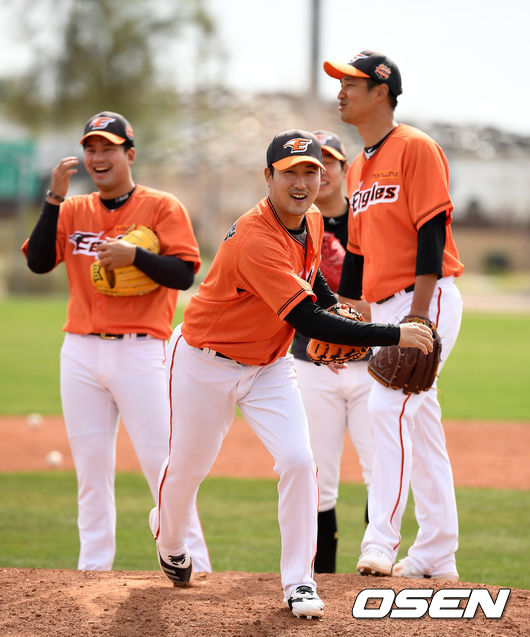 신정락을 비롯한 한화 투수조 선수들이 펑고 훈련을 하며 즐거워하고 있다. /jpnews@osen.co.kr