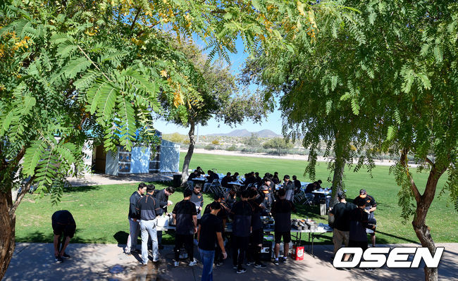 한화 이글스가 25일(한국시간) 미국 애리조나주 메사 레드마운틴 베이스볼 콤플렉스에서 스프링캠프 훈련을 이어갔다.한화 선수들이 점심 식사를 하고 있다. /jpnews@osen.co.kr