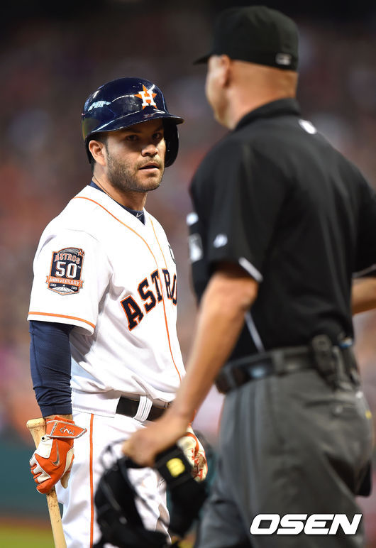 호세 알튜베가 삼진을 당한 뒤 구심의 판정에 항의하고 있다. /youngrae@osen.co.kr