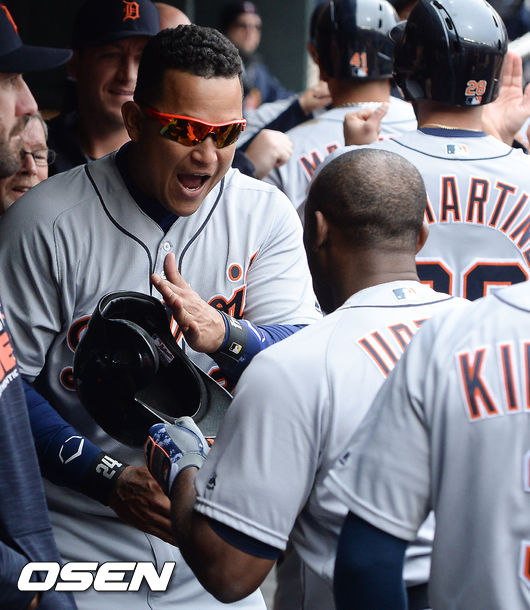 미겔 카브레라가 동료들을 환영하고 있다. /soul1014@osen.co.kr