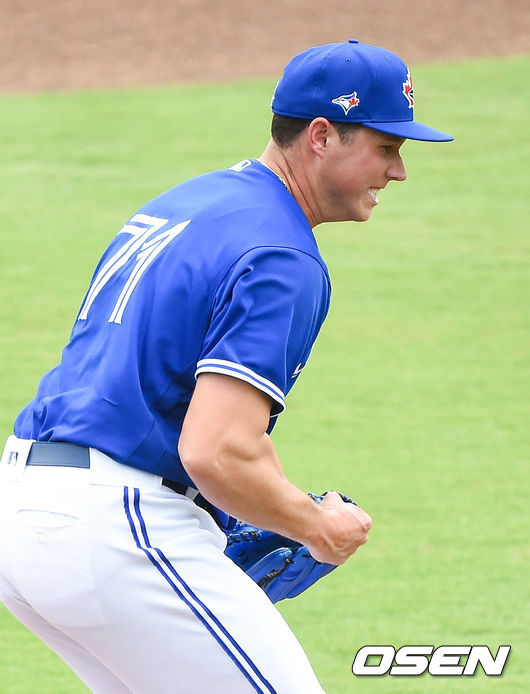 1회초 이닝종료 후 토론토 선발투수 피어슨이 환호하고 있다. / soul1014@osen.co.kr