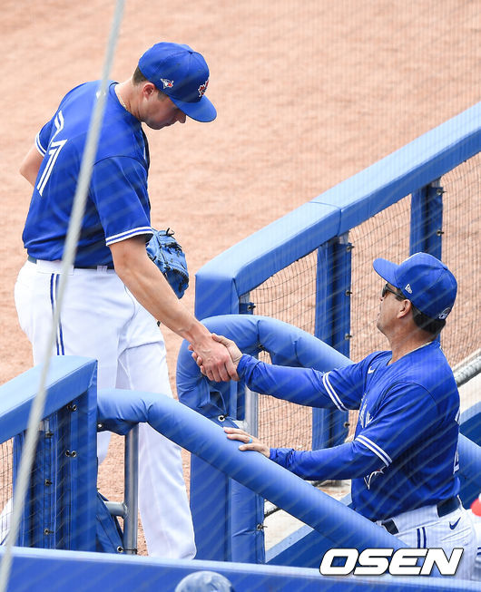 1회초 이닝종료 후 토론토 몬토요 감독이 삼자범퇴로 양키스 타선을 잡은 피어슨과 하이파이브를 하고 있다. / soul1014@osen.co.kr