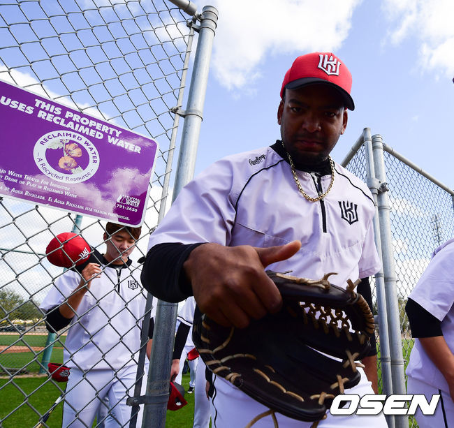 24일(한국시간) 미국 애리조나 투산 키노 스포츠콤플렉스에 스프링캠프를 차린 KT 위즈. 데스파이네가 훈련을 마치고 이동하고 있다. /jpnews@osen.co.kr