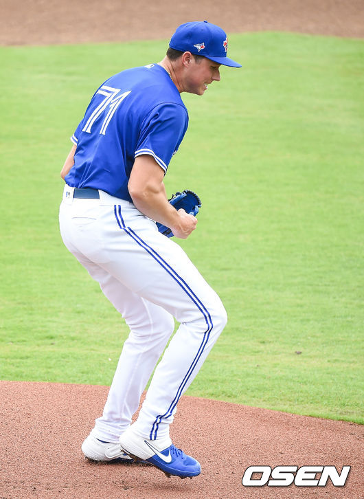 1회초 이닝종료 후 토론토 선발투수 피어슨이 환호하고 있다. / soul1014@osen.co.kr