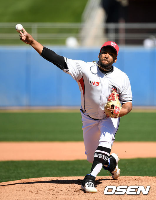 1회초 KT 데스파이네가 역투하고 있다. /jpnews@osen.co.kr