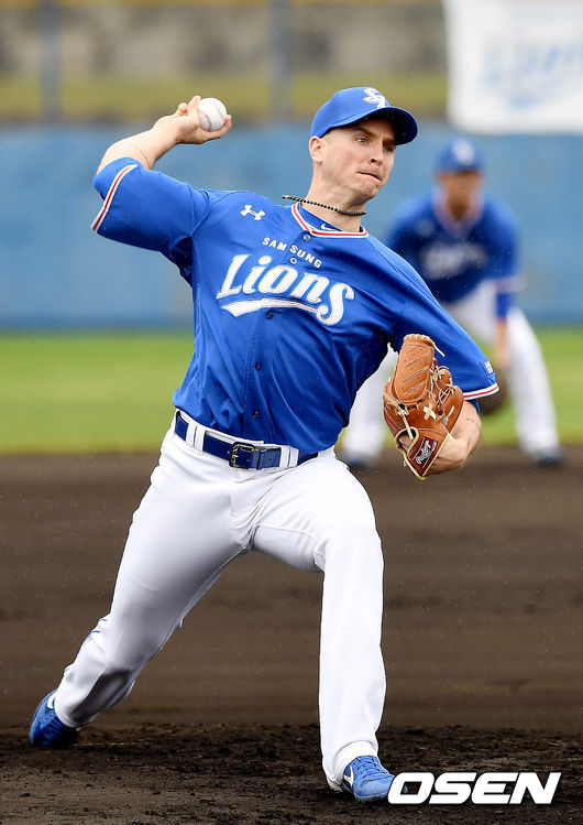 삼성 라이온즈가 26일 오후 일본 오키나와 온나 아카마 볼파크에서 청백전을 진행했다.청팀 선발 뷰캐넌이 역투하고 있다. /youngrae@osen.co.kr