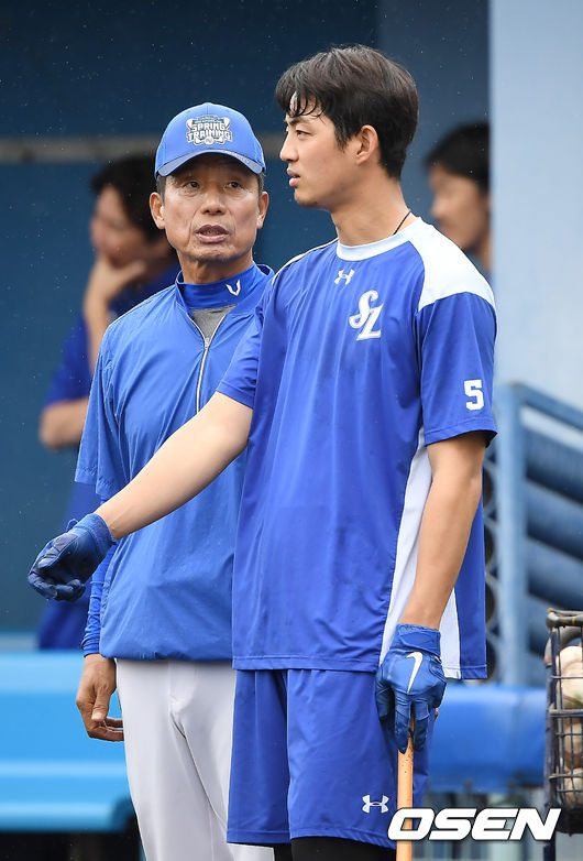 삼성 라이온즈 선수들이 26일 오후 일본 오키나와 온나 아카마 볼파크에서 훈련을 진행했다. 김용달 코치와 구자욱이 이야기를 나누고 있다. /youngrae@osen.co.kr