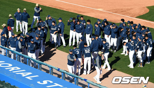 NC 선수들이 KT와 연습경기를 마치고 인사를 하며 그라운드를 나서고 있다. /jpnews@osen.co.kr