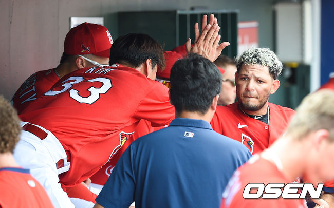 2이닝 무실점으로 막은 김광현이 몰리나 포수와 하이파이브를 하고 있다. / soul1014@osen.co.kr