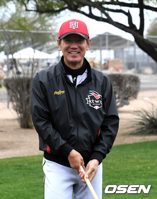 미국 애리조나 투산 키노 스포츠콤플렉스에 스프링캠프를 차린 KT 위즈, 이강철 감독이 훈련을 지켜보며 미소짓고 있다. /jpnews@osen.co.kr