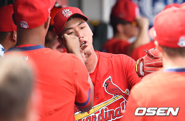 2회 이닝종료 후 김광현이 더그아웃에서 동료들의 축하를 받고 있다./ soul1014@osen.co.kr