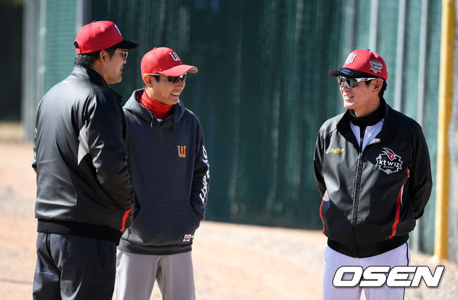 26일(한국시간) 미국 애리조나 투산 키노 스포츠콤플렉스. 염경엽 SK 감독이 이강철 KT 감독, 이숭용 KT 단장과 이야기를 나누고 있다. /jpnews@osen.co.kr