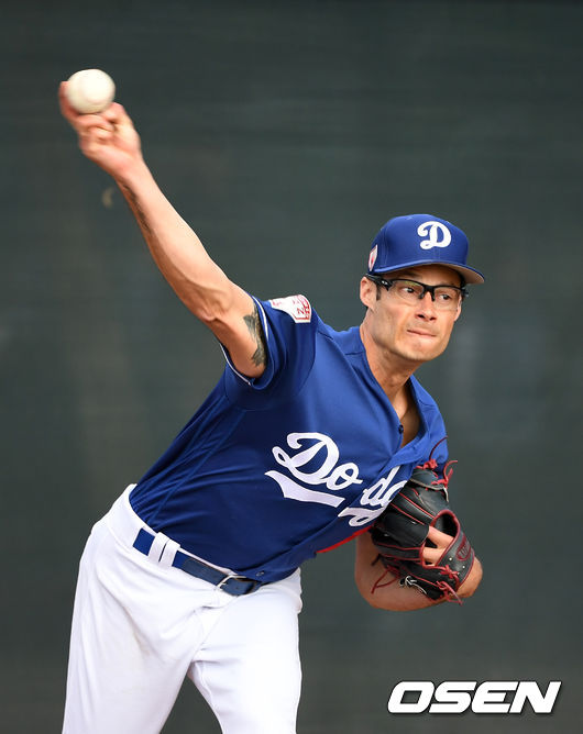 LA 다저스 조 켈리가 스프링캠프에서 불펜피칭을 하고 있다. /jpnews@osen.co.kr
