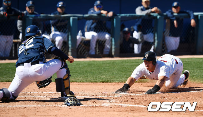 2회말 SK 이홍구가 NC 포수 김형준에게 홈에서 태그아웃 당하고 있다. /jpnews@osen.co.kr