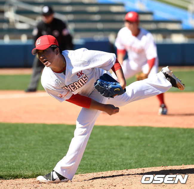 SK 이건욱이 역투하고 있다. /jpnews@osen.co.kr