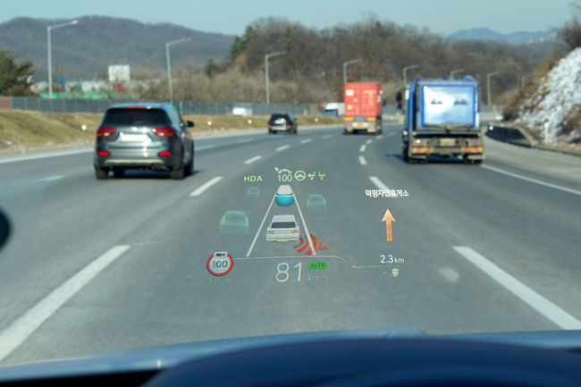 현대모비스의 윈드쉴드 HUD 작동 모습. 