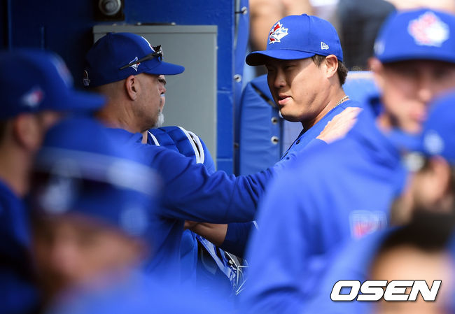 2회초 이닝종료 후 피트 워커 투수 코치가 류현진에게 이야기를 하고 있다. /soul1014@osen.co.kr