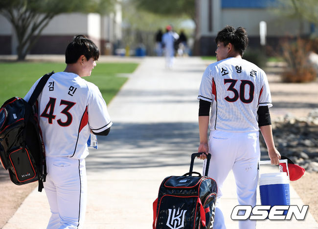 26일(한국시간) 미국 애리조나 투산 키노 스포츠콤플렉스에 스프링캠프를 차린 KT 위즈. 김민과 소형준이 훈련을 마치고 이동하고 있다. /jpnews@osen.co.kr