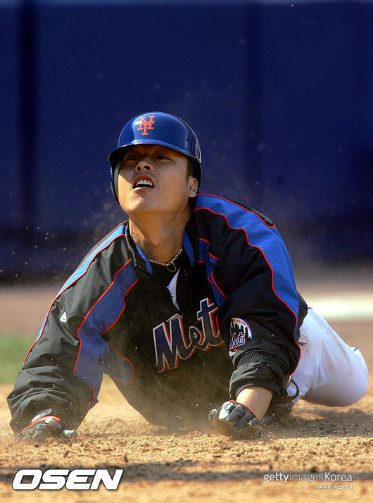 [사진] 2005년 5월22일 랜디 존슨에게 2루타를 치고 난 뒤 홈에서 득점까지 한 구대성 /ⓒGettyimages(무단전재 및 재배포 금지)