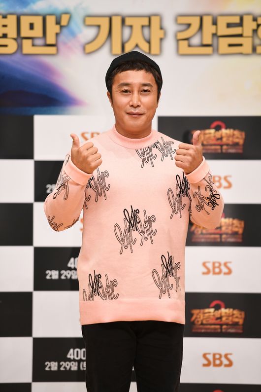 [사진=SBS 제공] 김병만이 '정글의 법칙' 400회를 맞아 소회를 밝혔다. 사진은 기자간담회 생중계에 앞서 포즈를 취하는 김병만.